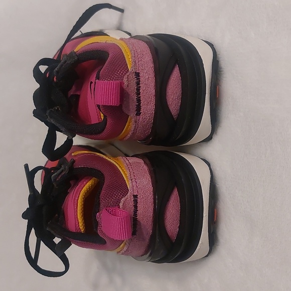 Child's size 12 Nike Waffle One Fushsia University Gold - Picture 3 of 8